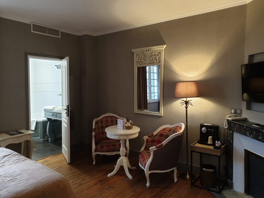 Chambre supérieur salon 